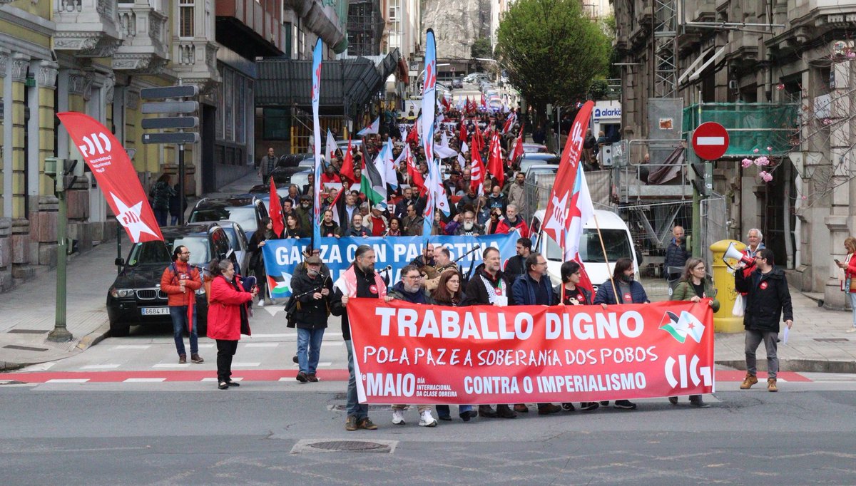 galizaCIG's tweet photo. 📢Milleiros de persoas mobilízanse coa CIG en demanda de traballo digno, pola paz e a soberanía dos pobos
💪A central realizou manifestacións e concentracións en 16 localidades para conmemorar o #1deMaio, Día Internacional da Clase Obreira
+Info e imaxes: https://t.co/0nDMqwxJHF https://t.co/KtbZR0hQXt