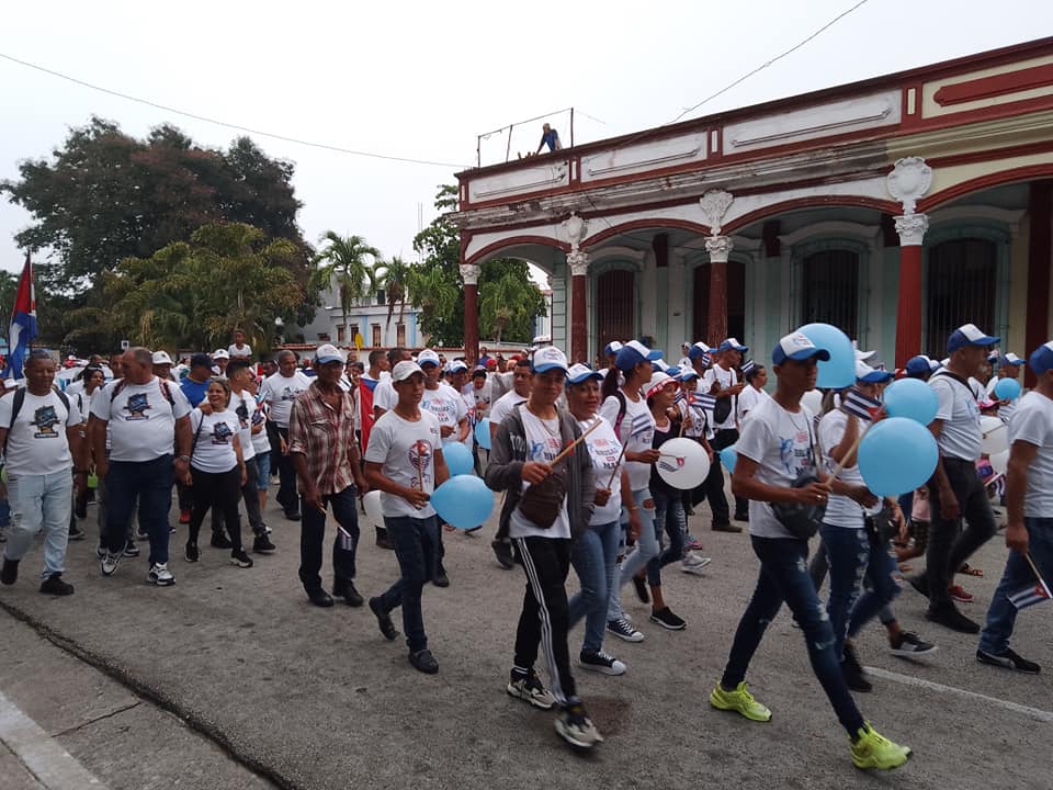 CMKX_English's tweet photo. Thousands of workers, students and people in general marched in #Manzanillo for the celebrations of the International Worker´s Day.
#1Mayo 
#PorCubaJuntoCreamos 
#ProvinciaGranma 
#Cuba https://t.co/yo8RPmvjBv