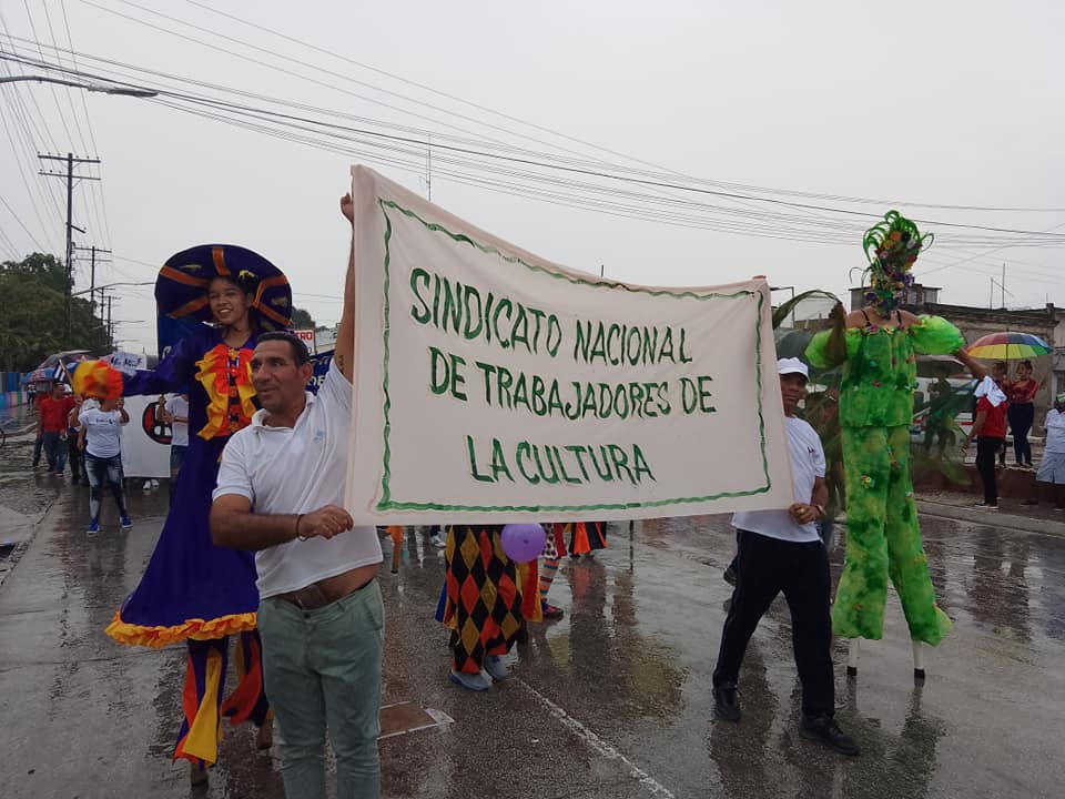 CMKX_English's tweet photo. Thousands of workers, students and people in general marched in #Manzanillo for the celebrations of the International Worker´s Day.
#1Mayo 
#PorCubaJuntoCreamos 
#ProvinciaGranma 
#Cuba https://t.co/yo8RPmvjBv