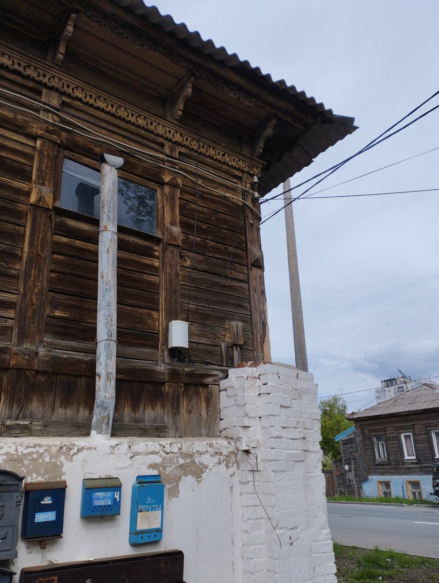 В теперь уже далеком 2010-м экскурсовод в Нижнем Новгороде рассказала гостям города о том, что первый этаж был кирпичным, а второй деревянным.
Причина проста: локализация пожаров.
В Самаре аналогично.