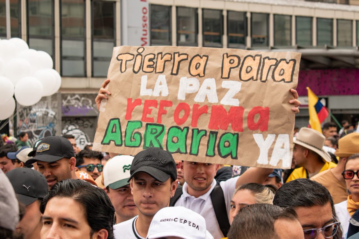 La Ministra de @MinAgricultura @jmojicaflorez #AEstaHora acompaña la movilización por la dignidad del campesinado, comunidades indígenas y afro. Si garantizamos la #PensiónCampesina juntas y juntos, construimos una Colombia potencia de la vida. 👩🏿‍🌾👨🏿‍🌾🚜🍃