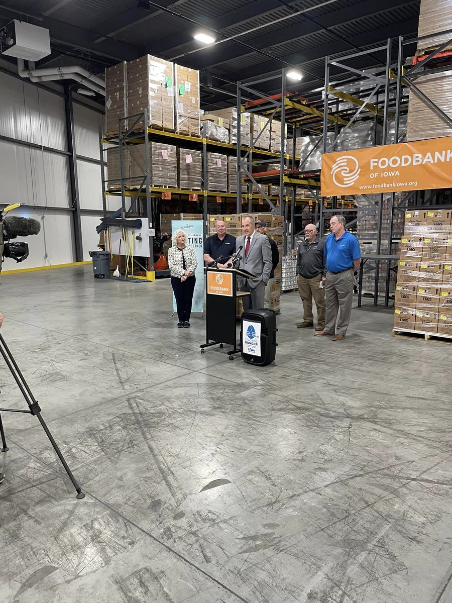 May is Egg M🥚nth! No better way to kick it off than with a donation of 4,200 dozen to @FOODBANKIOWA from the @IowaEggCouncil. Secretary @MikeNaigIA spoke at an event with farmers from our nation-leading egg industry. This donation will help many of our neighbors in need. #IowaAg