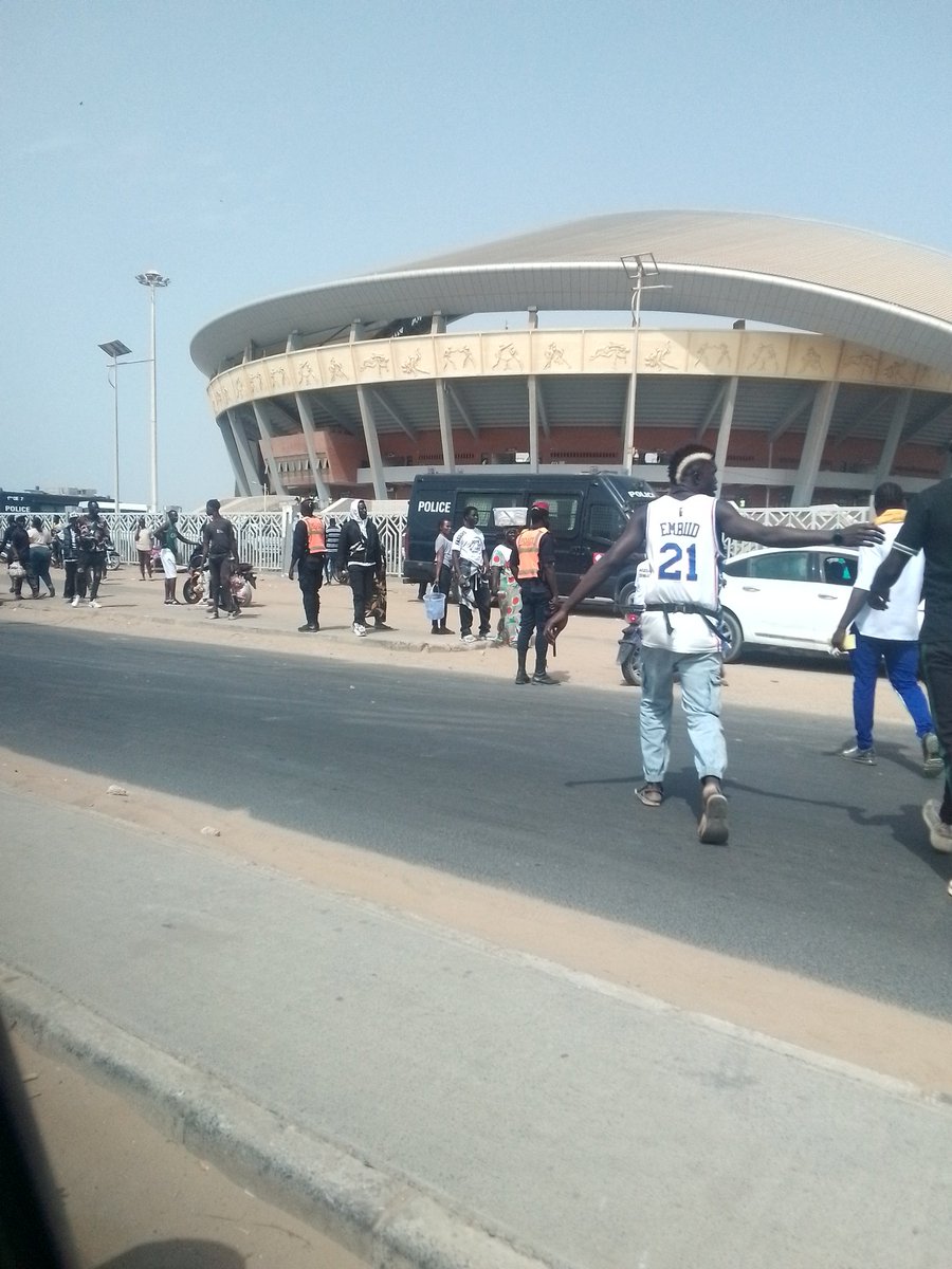 L'autoroute et les alentours de l'arène nationale à éviter... Des agressions à cette heure..... Combat Bombardier-Franc.... #luttesenegalaise