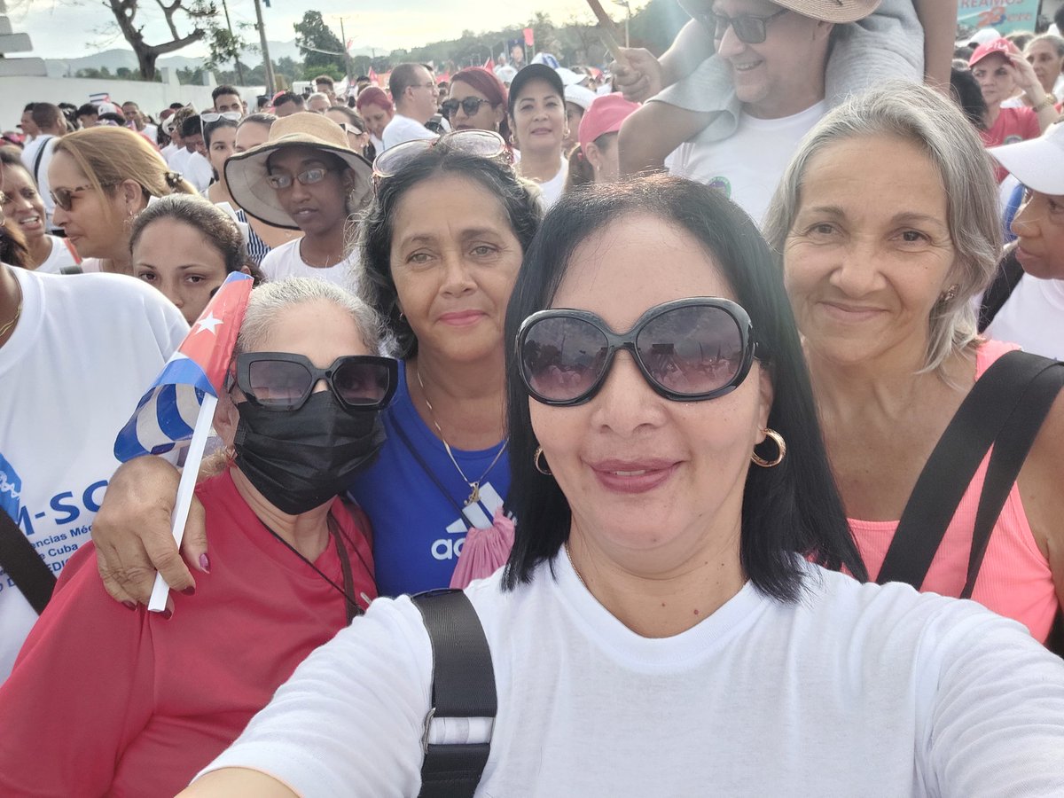 Mercede38909244's tweet photo. Contundente desfile santiaguero por Día del Trabajador.
#UCM_SC
#facultad2 https://t.co/ydeYKFNwnd