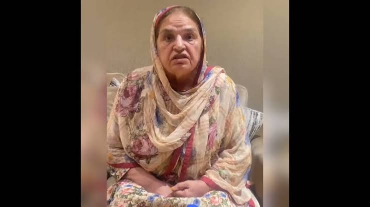 Kulsoom Nawaz's daughter ordered to get the clothes of this mother ripped because her son represented Imran Khan. Sit the fuck down.