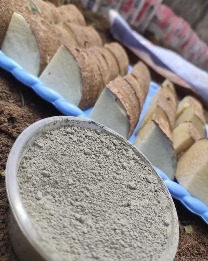 Oladapomikky1's tweet image. I observed this yam farming technique. 
I had to share because, as they say, knowledge is power.
Here is how you grow yam from the comfort of your compound using these steps
Step1 - Get cement sacks or rice sacks, the bigger the sacks the better. 
Step2- Get ash from burnt…