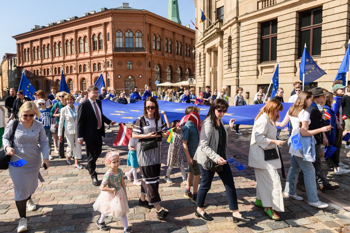 Mēs dzīvojam zem viena Latvijas un viena Eiropas karoga – bijām, esam un būsim daļa no Eiropas ģimenes. Sargāsim mūsu vērtības un strādāsim kopā, lai sasniegtu vēl vairāk. #LV20ES #EsEsmuEiropa