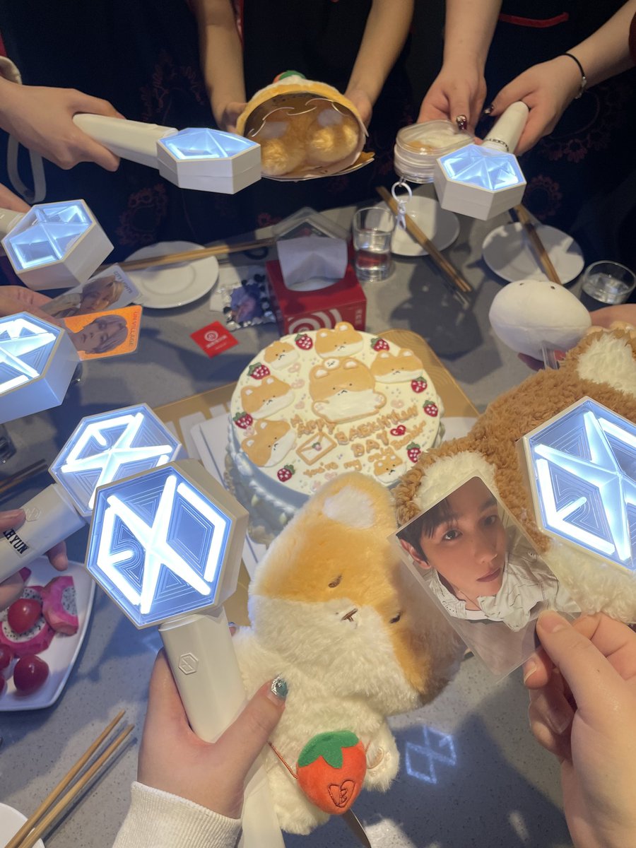 PppDhp's tweet photo. 🥳🥳아가야, 오늘 네 생일이야.정말 너무 행복해요.🎂🎂나는 배가 부르게 먹었다.헤헤🥰🥰#边伯贤 #Baekhyun #Baekhyunday @Baekhyun_EXO https://t.co/paix5nrdhZ