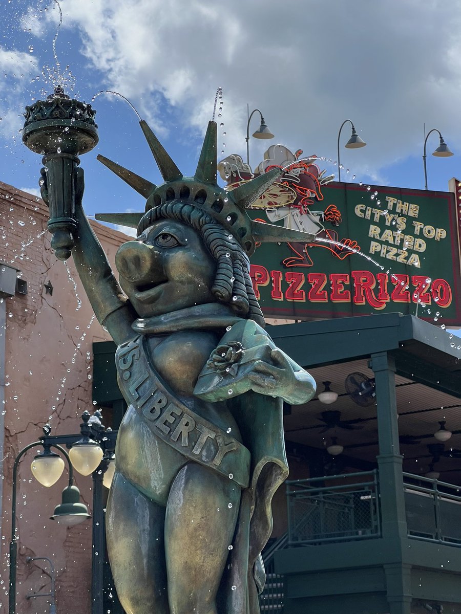 DiscMan2000's tweet image. The true icon of Hollywood Studios*

*according to Miss Piggy, of course