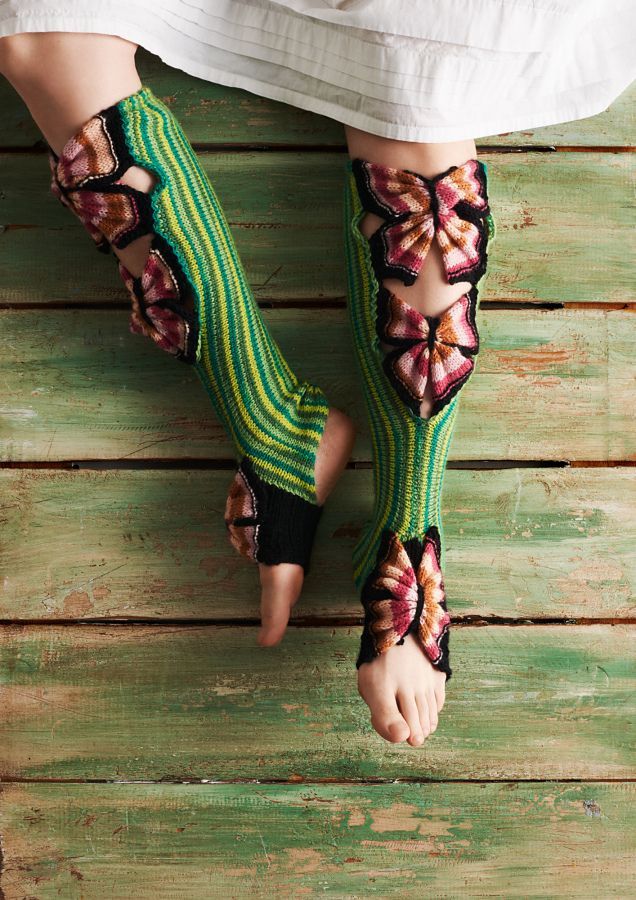 Say Hi To 'Happy Yoga Butterflies' Designed By Kati Mäkelä ... You've Never Seen Socks Like This! 👉 buff.ly/3e68TW5 #knitting #handmade 🦋