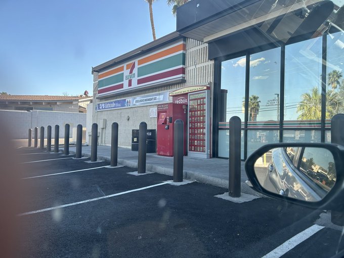 🚨Found an ancient artifact in Vegas this week 🚨😂 https://t.co/VJp7k6eqHC<a href="/tag/hookem"class="tags"><span>#hookem</span></a><a href="/tag/boomersooner"class="tags"><span>#boomersooner</span></a>