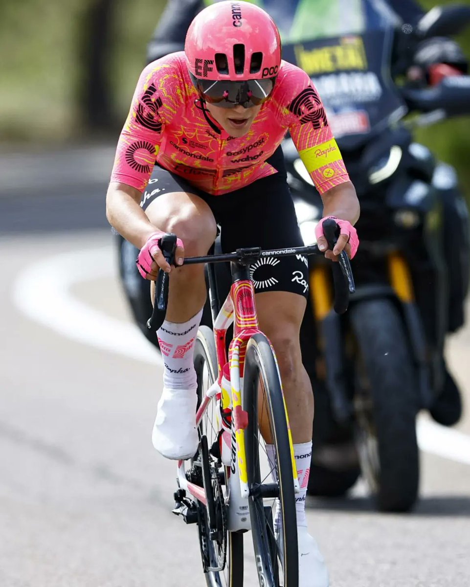 🥇 @FaulknerKristen wins the stage in @LaVueltaFem! She made it to the front group in the echelons and launched a perfectly-timed attack to become the first Americam stage winner of the race 👏