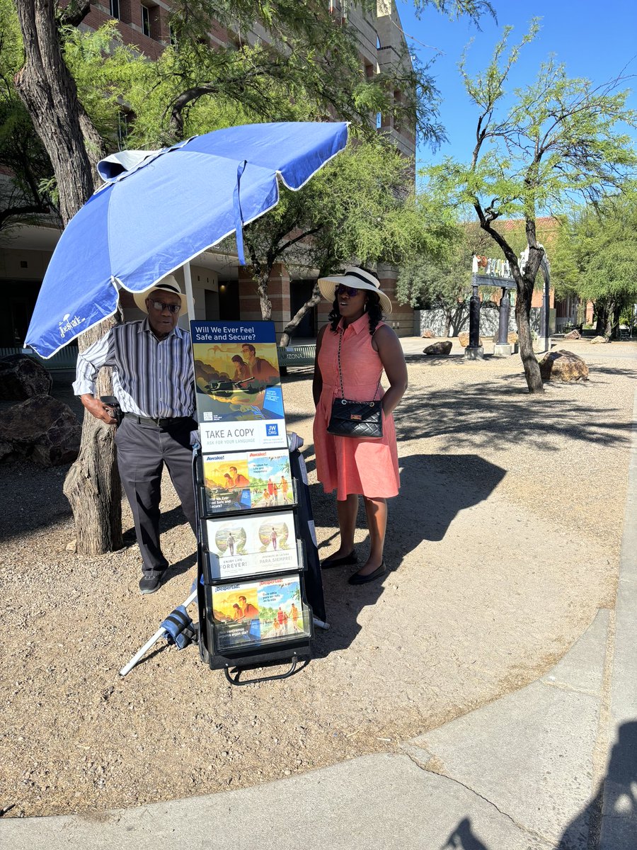 SabrinaMcnew's tweet image. @UArizonaPolice out ticketing bike commuters and tear gassing our students but apparently have no problem with other encampments. @uarizona are you so afraid of your students that you’d ruin your lawns and close your campus rather than support the first amendment?