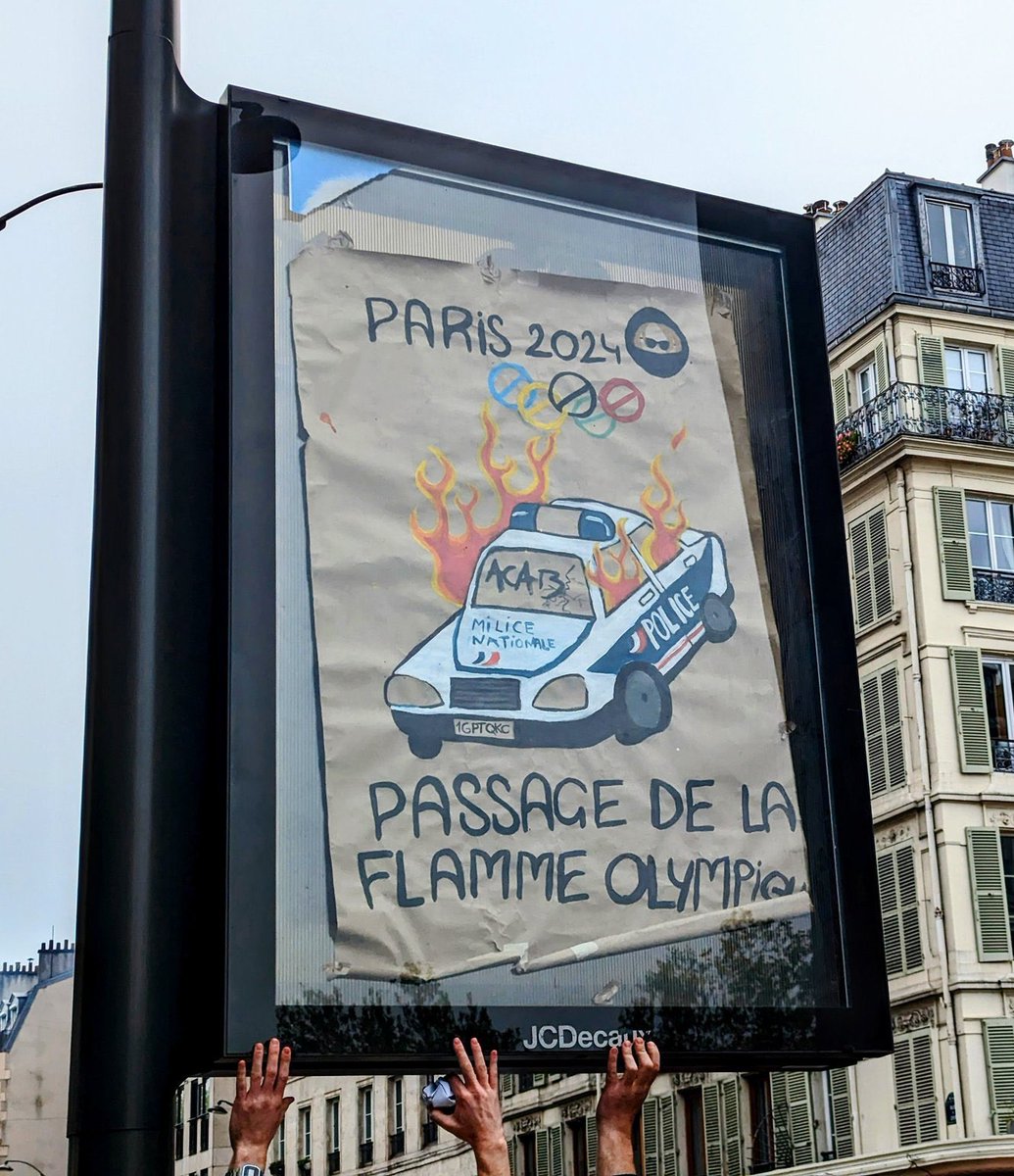 Affichage de cette photo sur #Paris en référence aux #JOP 
Rappel: il y a 8 ans, 4 policiers ont failli brûlé vifs dans un VL👮🏼sur #Virychatillon
Ces mains qui ont collé ça, appartiennent à des personnes qui sont vraiment à gerber!!
Aucune humanité, racisme anti flic primaire🤮