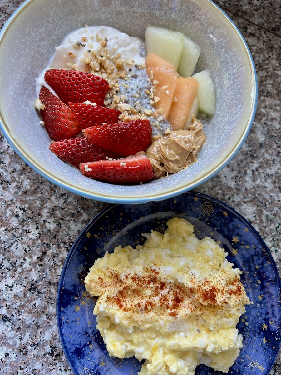 trying to force myself to be a morning person by making pretty food
🔆🔅🔆🔅

chia seed pudding with Greek yogurt, pb, fruit, & flax seeds / cottage cheese scrambled eggs with paprika