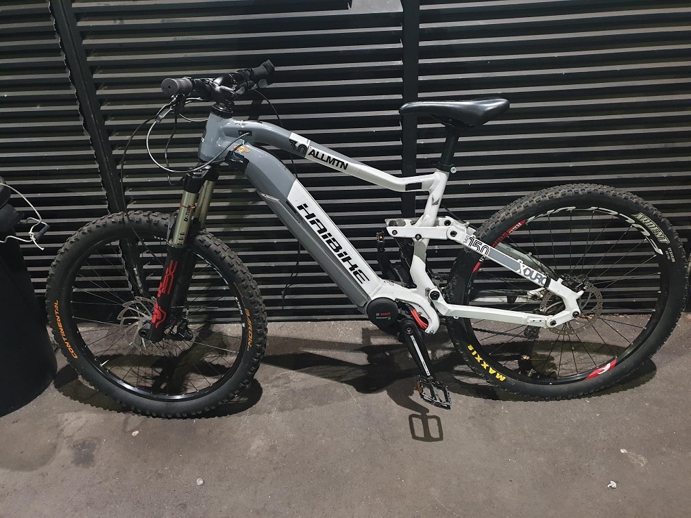 SEIZED | We arrested two men & seized drugs, cash & e-bikes after a patrol of the Loopline in Halewood led to the search of a property in Speke on Tues 30 April. A 19-year-old man from Halewood & a 51-year-old man from Speke were arrested. Read more: orlo.uk/VTCH5