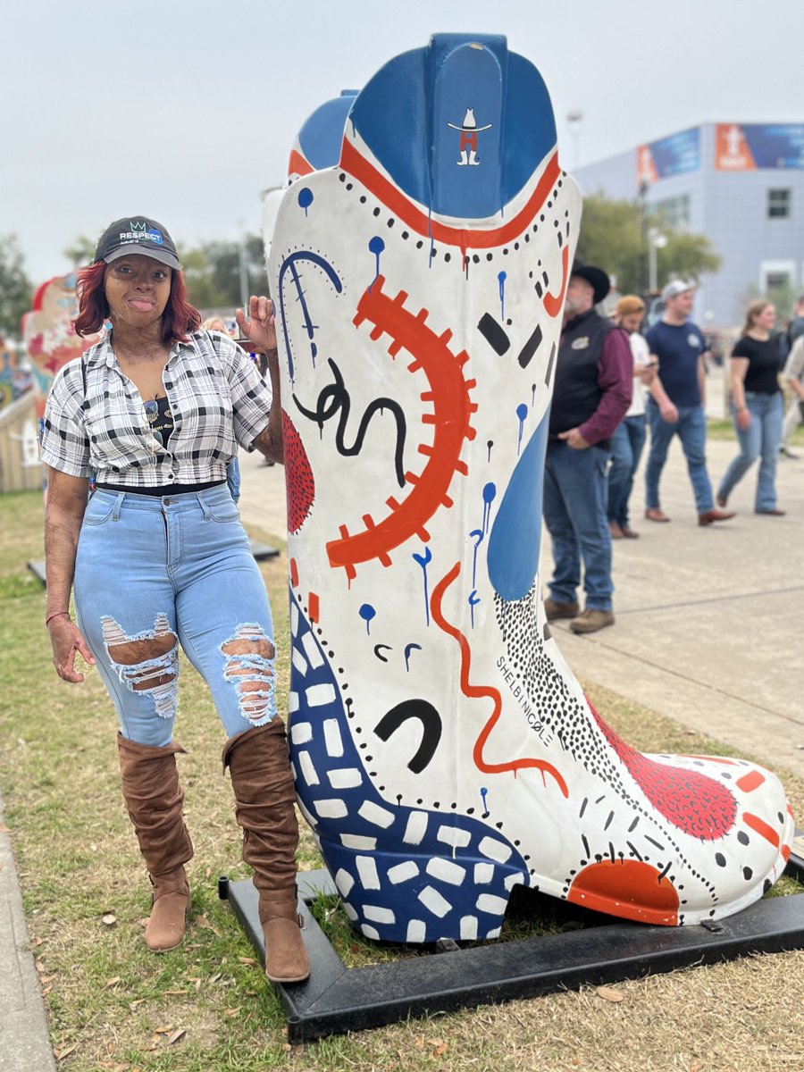 It don’t get more Texan than a pic with a giant boot at @RODEOHOUSTON lmaooo 
#throwback