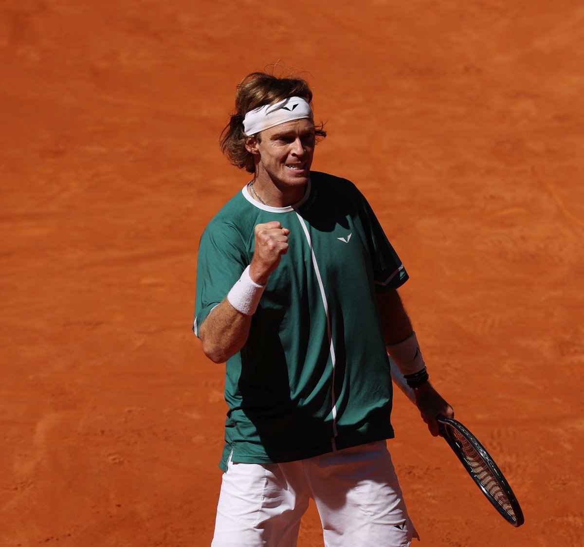 DEUXIÈME SET RUBLEV 💥 Le n°8 mondial prend la deuxième manche et emmène le double champion en titre, Carlos Alcaraz, dans un troisième set à Madrid (6-4, 3-6). 🔥