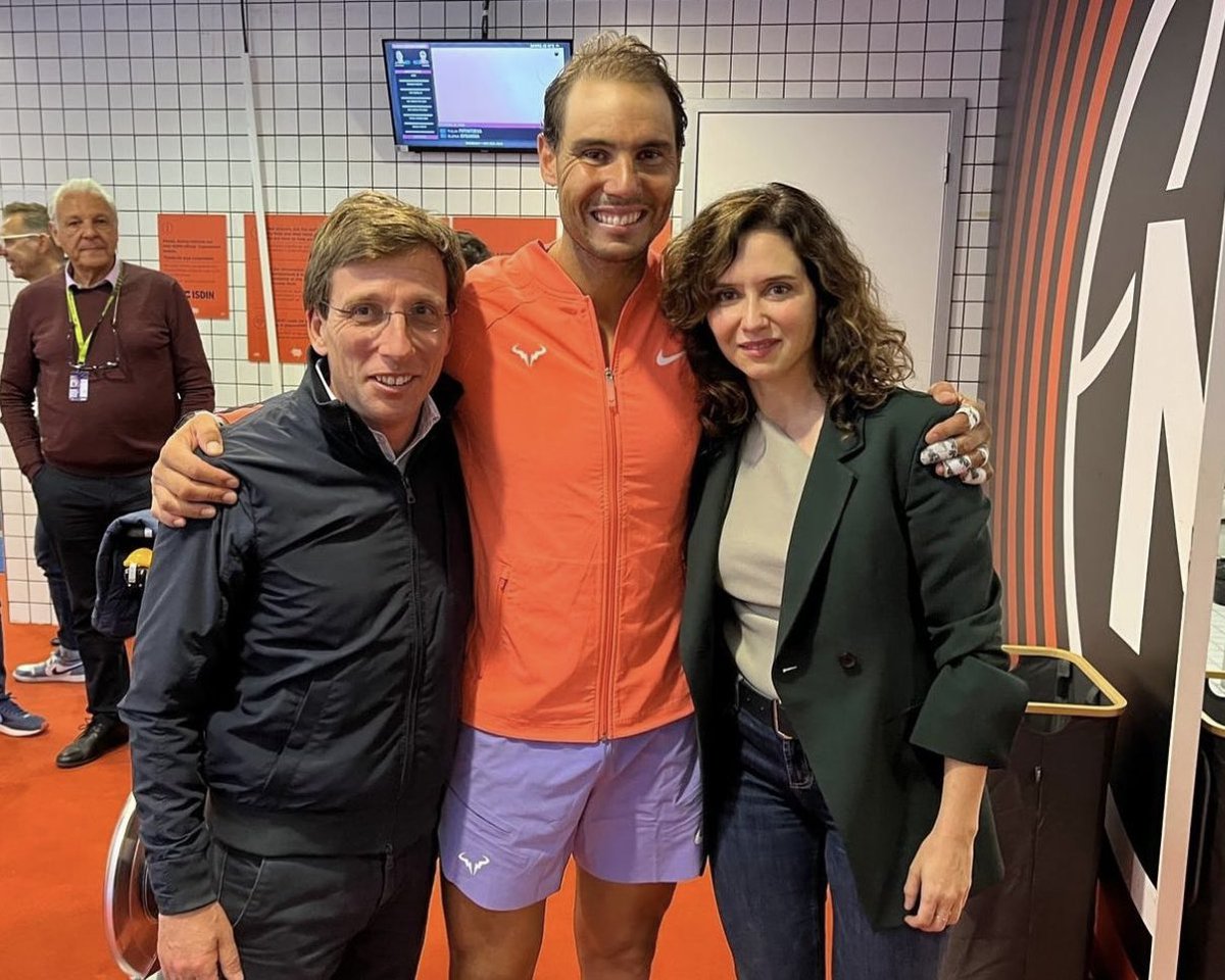 Rafa with the president of the community of Madrid, Isabel Natividad Díaz Ayuso (IG post: isabeldiazayuso and caption: “Madrid, contigo. Hasta siempre y gracias por tanto @ rafaelnadal 🇪🇸”