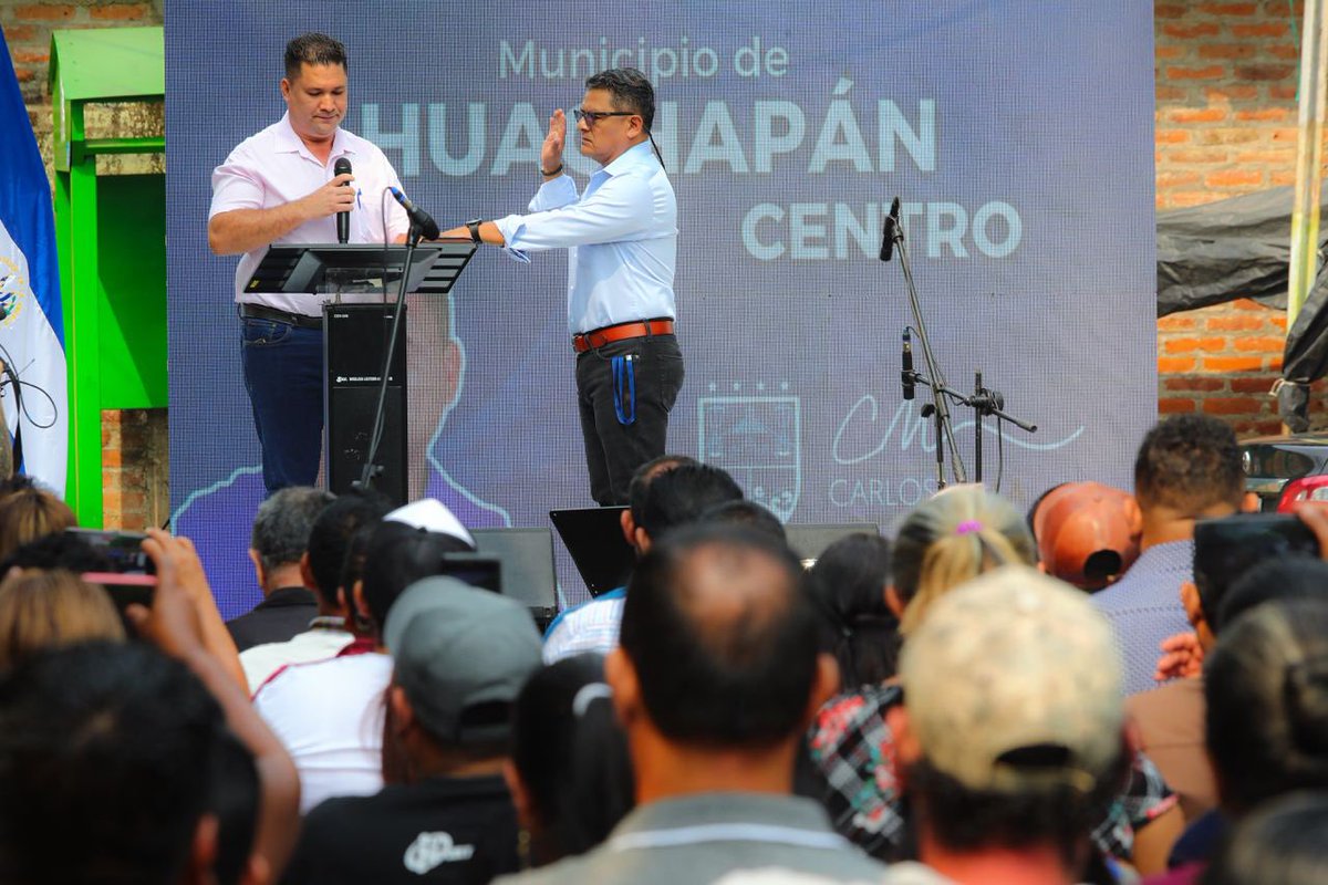 #TomaDePosesión| Carlos Milla (@CarlosMilla1007) fue juramentado para asumir su cargo como alcalde por Ahuachapán Centro, en un acto que se realiza en el distrito de Tacuba.
