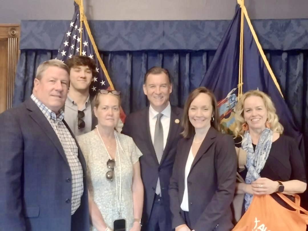 May is #ALSAwareness Month. It was a privilege to meet w/reps from @ALSofGNY who were in DC advocating for initiatives that broaden govt backing for research to ensure treatments & healthcare are within reach and economically feasible for all ALS patients. Together, We End ALS!