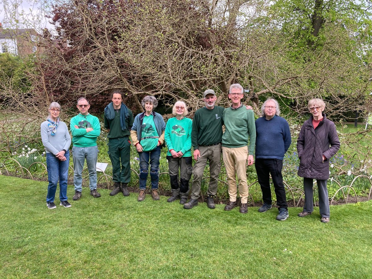 If you don't know Ash (in the cap) but love Keats House garden, you know him by his works, as he has cared for this very special place for the last six years, along with @HeathHands. Today was his last day with us as he focusses on his work @CityCorpHeath. Thanks for everything!