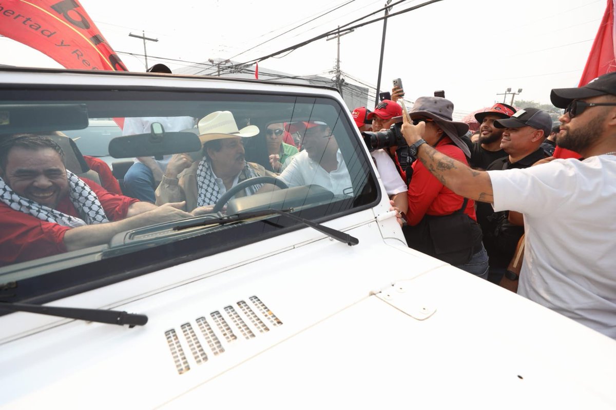 #HCHNoticias | 🔴⚫¡𝗟𝗹𝗲𝗴𝗼́ 𝗲𝗹 𝗰𝗼𝗺𝗮𝗻𝗱𝗮𝗻𝘁𝗲!🤠 A bordo de su jeep blanco, el expresidente de Honduras y coordinador general del partido Libre se integra a la marcha de los trabajadores en Tegucigalpa.