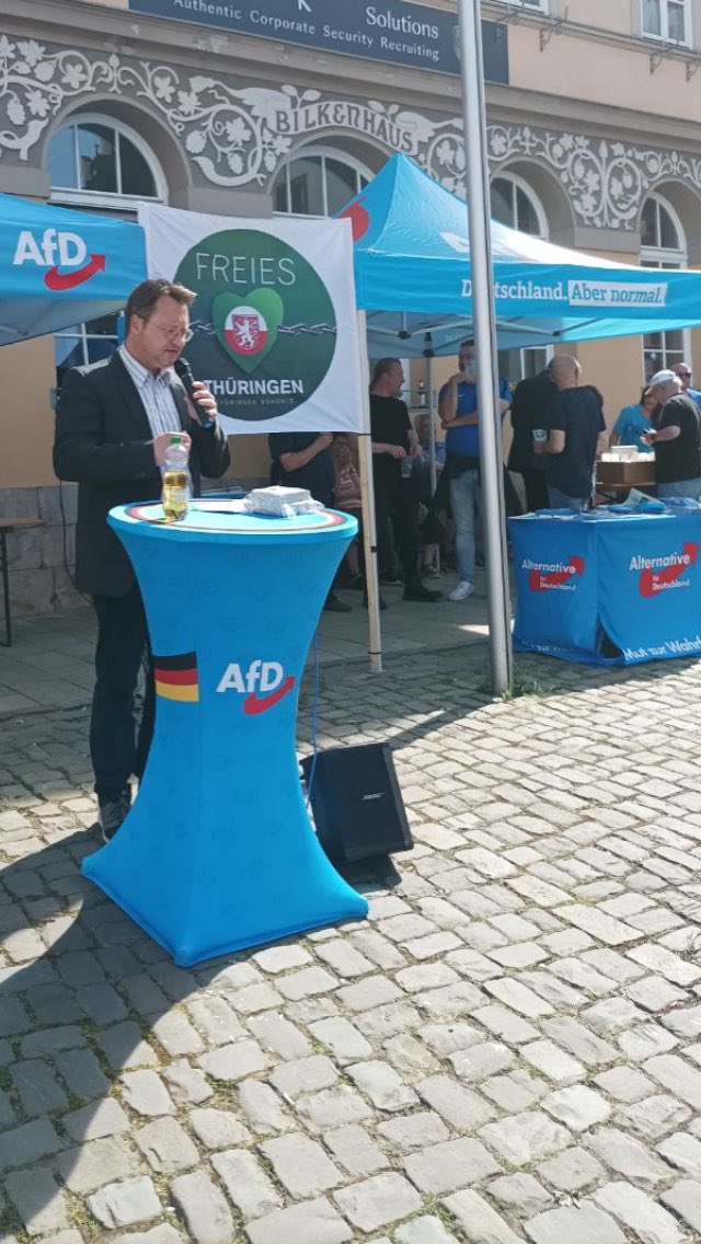 Landrat Sesselmann trat heute vor einer Flagge der Reichsbürgergruppe „Freies Thüringen“ in #Pößneck auf. Die rechtsextreme Gruppe verleugnet das GG, will die BRD überwinden und hat Kontakte zu Heinrich XIII Reuß.