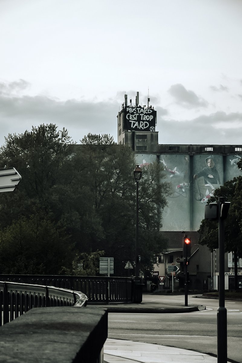 Ce 1° mai 2024, une banderole 'Plus tard c'est trop tard' a été déployée sur les silos à proximité du quai du Batardeau à #Auxerre. Nous réclamons à l'Etat des actions concrètes et à la hauteur des enjeux en termes de réchauffement climatique et de perte de la biodiversité.