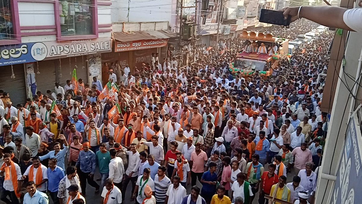 ಕೇಂದ್ರ ಗೃಹ ಮತ್ತು ಸಹಕಾರ ಸಚಿವರಾದ ಶ್ರೀ @AmitShah ಅವರು ಇಂದು ಹಾವೇರಿ ಜಿಲ್ಲೆಯ ರಾಣೆಬೆನ್ನೂರಿನಲ್ಲಿ ಬೃಹತ್ ರೋಡ್ ಶೋನಲ್ಲಿ ಪಾಲ್ಗೊಂಡು ಹಾವೇರಿ-ಗದಗ ಲೋಕಸಭಾ ಕ್ಷೇತ್ರದ ಅಭ್ಯರ್ಥಿಯಾದ ಶ್ರೀ @BSBommai ಅವರ ಪರ ಮತಯಾಚಿಸಿದರು. ಈ ಸಂದರ್ಭದಲ್ಲಿ ಮಾಜಿ ಮುಖ್ಯಮಂತ್ರಿಗಳು ಹಾಗೂ ಹಾವೇರಿ-ಗದಗ ಲೋಕಸಭಾ ಕ್ಷೇತ್ರದ ಅಭ್ಯರ್ಥಿಯಾದ ಶ್ರೀ…