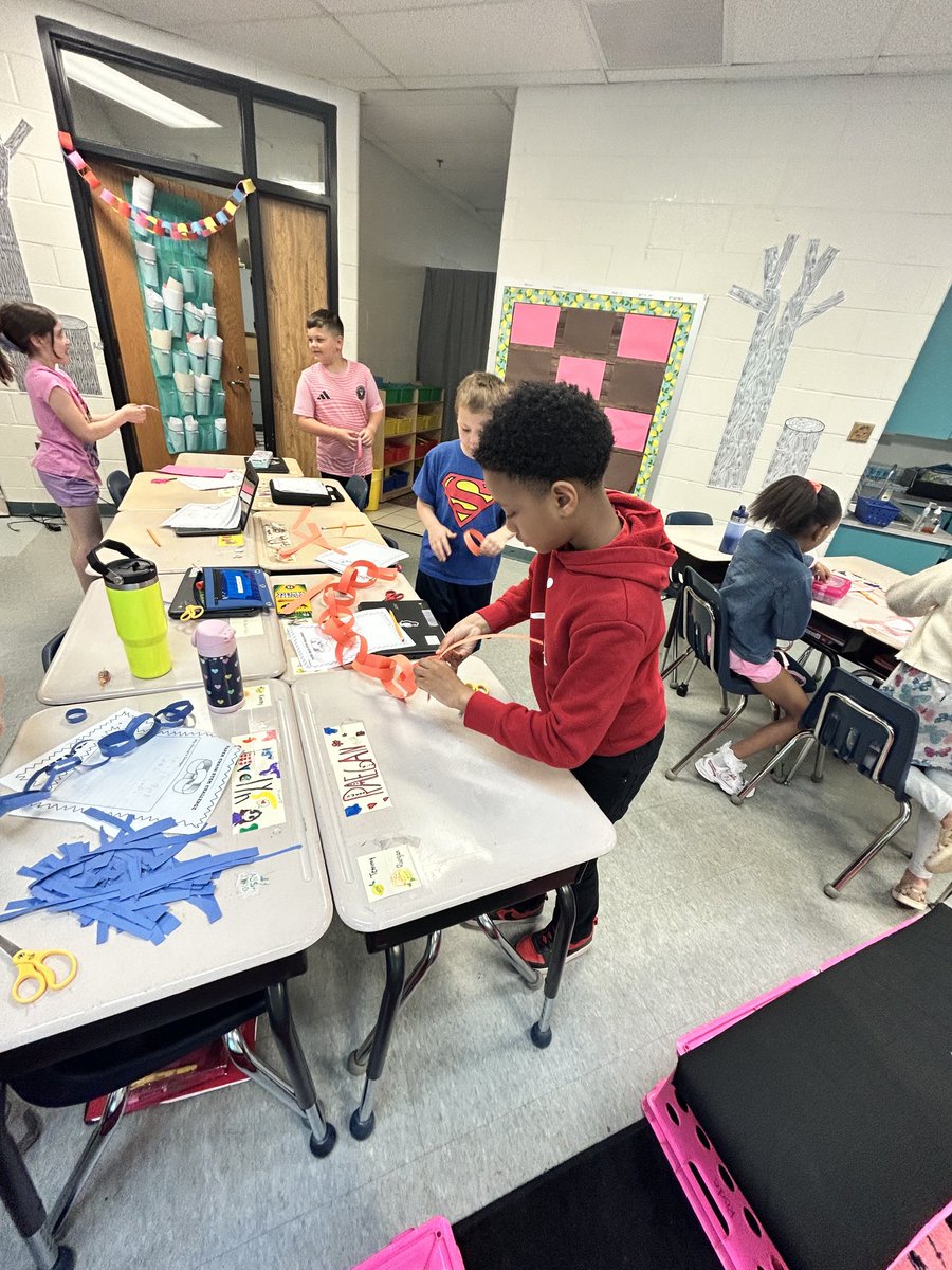 Ms_Rode1's tweet photo. STEM Challenge in action. Who can make the longest paper chain with limited materials? ⁦@SolleyAACPS⁩ https://t.co/awQPwbKqah