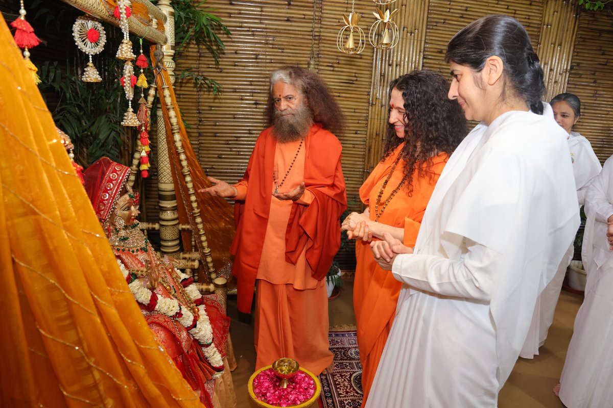 It was so beautiful and divine to welcome our beloved Sister @bkshivani ji to her Himalayan home @ParmarthNiketan and to have her and our @brahmakumaris family join us for the sacred Yagya and Ganga Aarti ceremony tonight with @PujyaSwamiji and our global family.