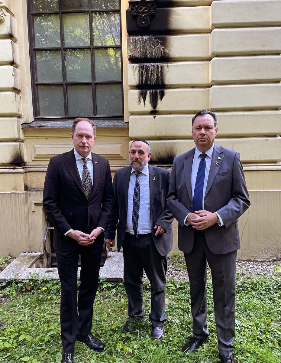 USAmbPoland's tweet image. Dziś wraz ze społecznością żydowską, Naczelnym Rabinem Polski Michaelem Schudrichem, Ambasadorem @YacovLivne i innymi solidarnie potępiam haniebny atak na Synagogę Nożyków w Warszawie. Nie ma miejsca na antysemityzm i nienawiść ani w Polsce, ani nigdzie indziej na świecie.