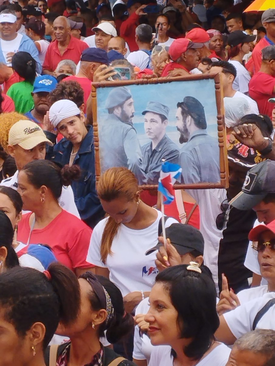 En medio de la multitud siempre ellos estarán junto a su pueblo. #GranmaVencerá #PorCubaJuntosCreamos