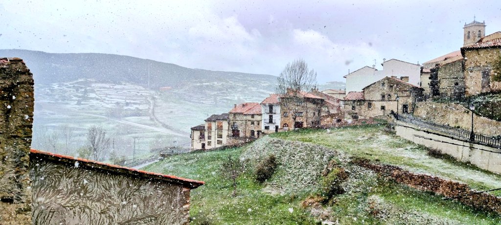 1 de mayo y nevando con alegría en Valdelinares, Teruel. El pueblo más alto de España.