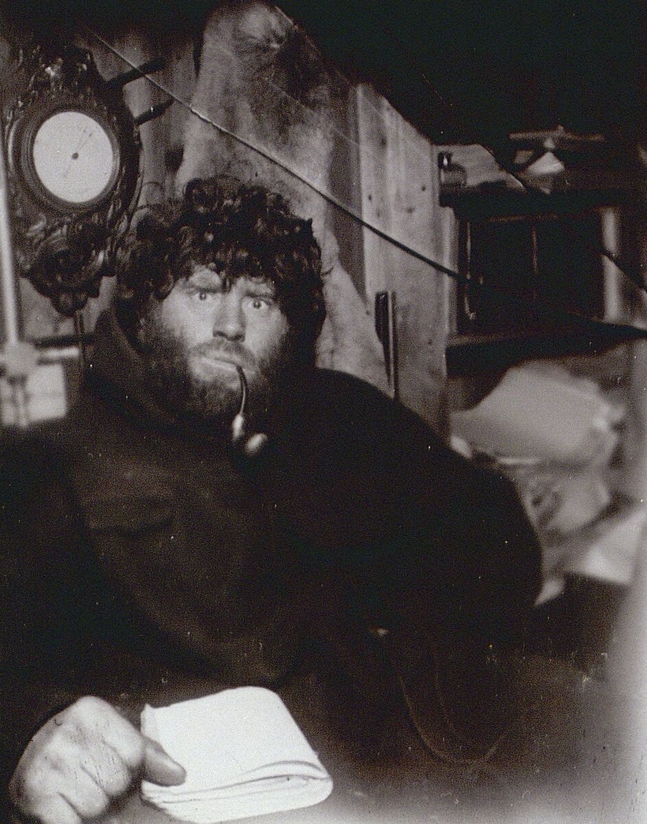 Ejnar Mikkelsen, Danish polar explorer and author, died on 1 May, 1971, in Copenhagen. ❄️🇩🇰❄️ Captain #Mikkelsen, Lambert Land, #Greenland, 18 December, 1909: @DetKglBibliotek