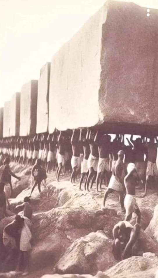Fotografía tomada durante la construcción de pirámides en el año 1850 a.C.