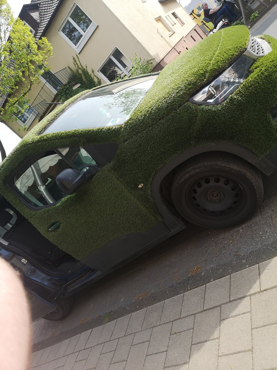 #Rollrasen durchgespielt. Übeigens ein Auto von einem EDEKA-Markt. Das K in edeKa = Kunstrasen.