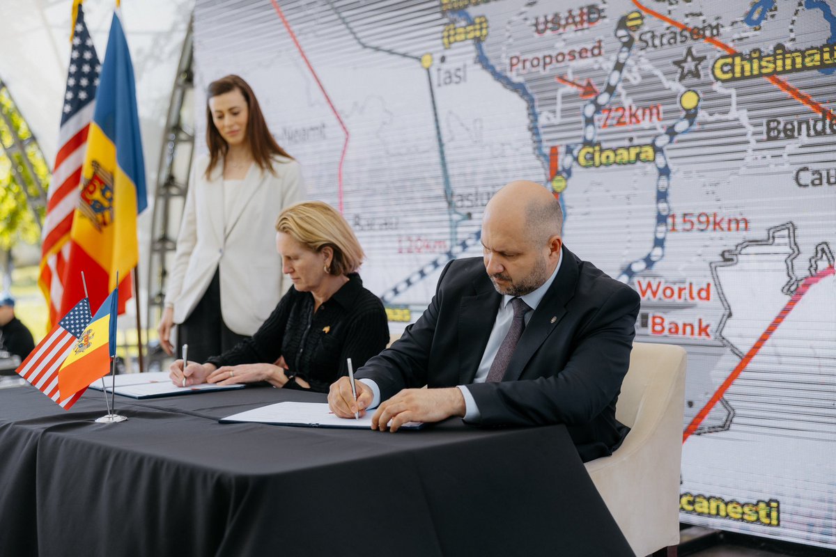 I visited Straseni substation in 🇲🇩 where I signed an agreement with the govt to construct a 400KV power line. This is an investment in the Moldovan people. @USAID is improving energy security + grid connectivity with Europe, and supporting in an independent, democratic future.