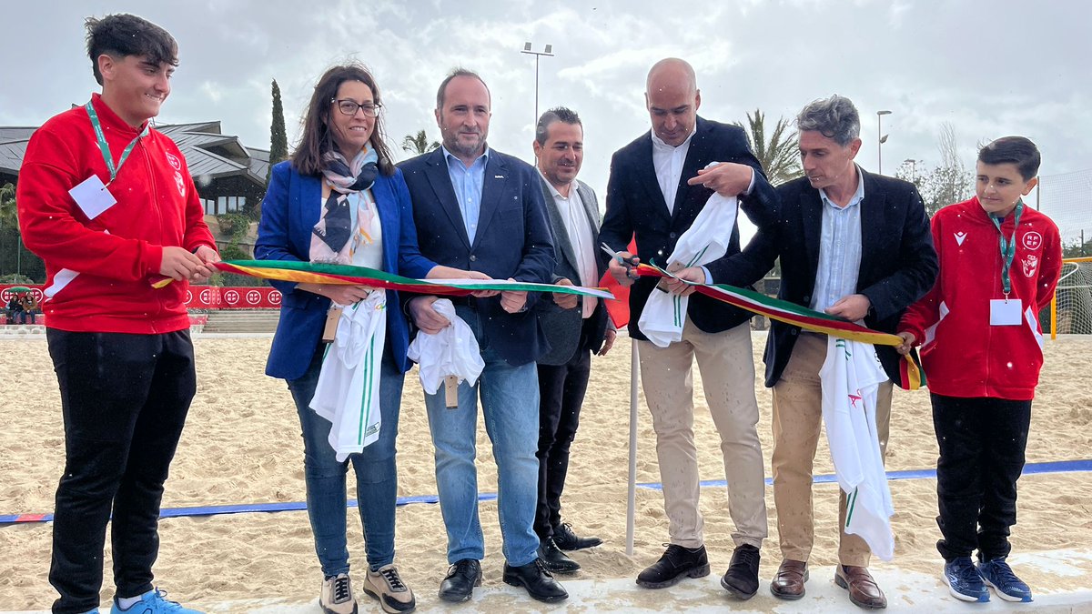 ⚽🏖️ Fútbol Playa 🏟️Hoy es un día de celebración en Jaén con la inauguración del nuevo campo de fútbol en el Hotel HO. 👥 El presidente de la #RFAF, Pablo Lozano, junto con Manuel Arjonilla, director del Hotel HO, Jose María Álvarez Barrientos, concejal Delegado de Deportes