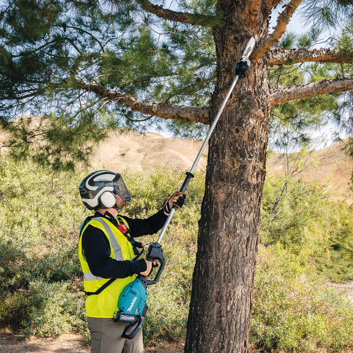 The 40V max XGT® 10' Pole Saw (GAU01) is 8' long allowing users to reach higher branches. The Makita-built brushless motor delivers 35cc gas performance. saw. It delivers up to 150 cuts in 4x4 cedar on a single charge of an XGT® 4.0Ah battery. #makitatools #makitausa #makitalxgt