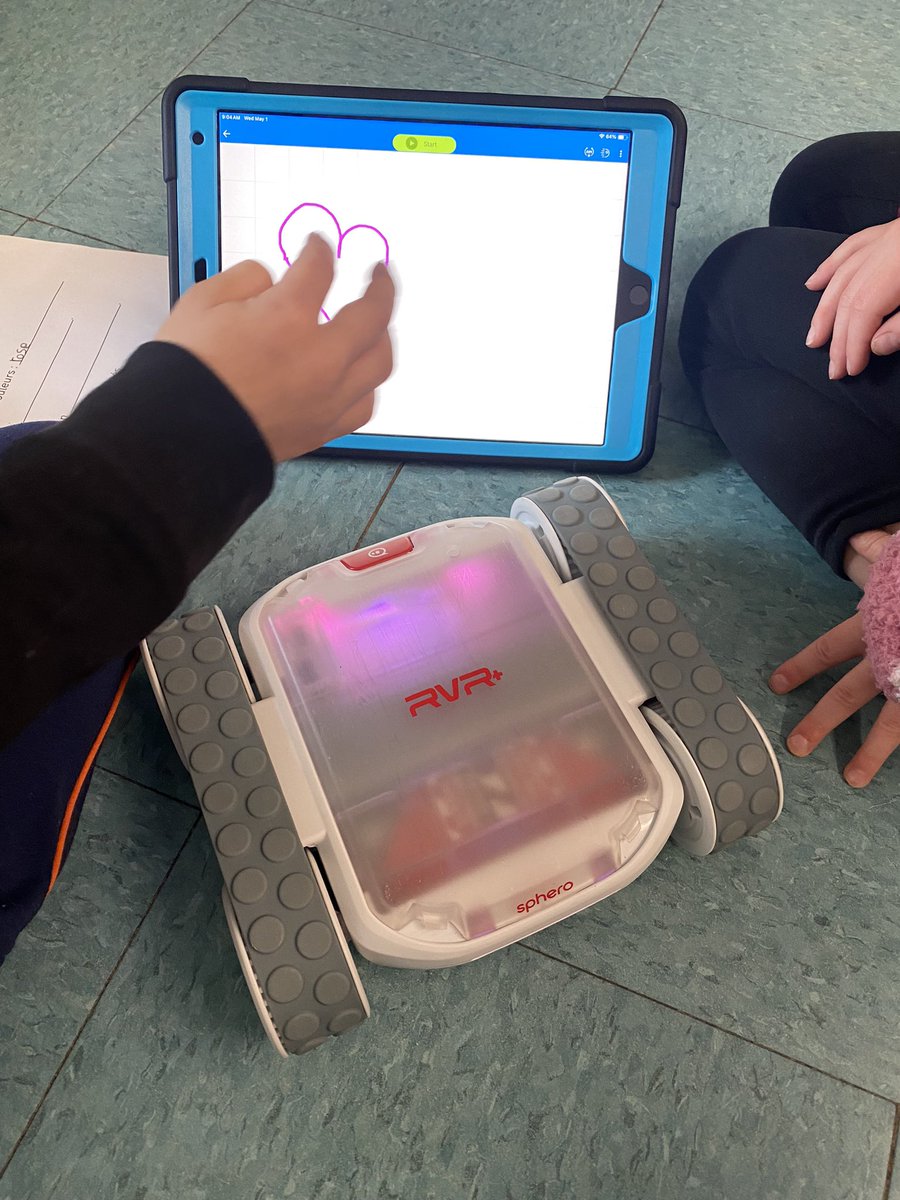 Great lesson this morning at Salem Elementary with Mme Duguay’s grade 1 class! We used the @SpheroEdu draw app to draw different shapes for their robot! Then we described the features of each shape in french! ✍️