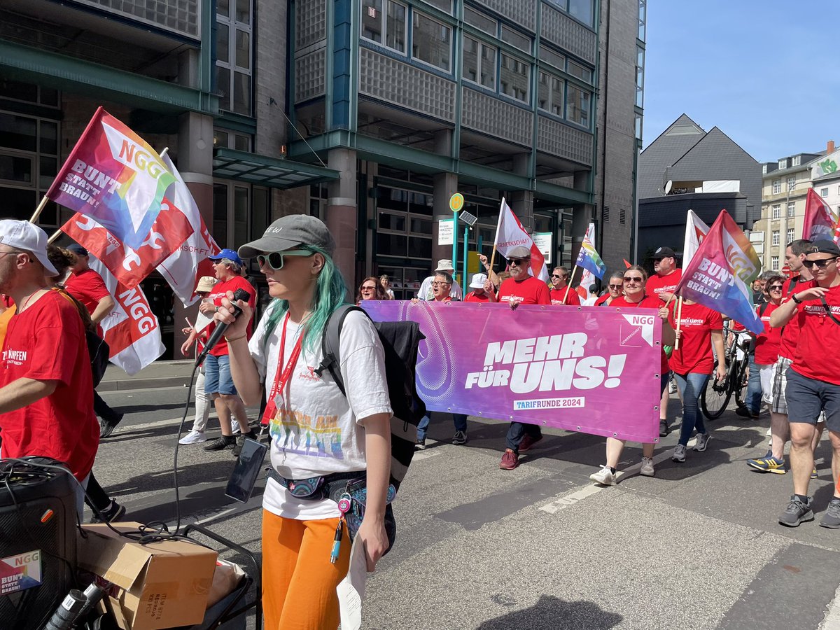 Beim #TagderArbeit in Frankfurt am Main. An der Spitze des Demozugs: Die streikenden Rider von Lieferando. Sie sind heute in ihren bisher längsten Warnstreik getreten und fordern einen Tarifvertrag und 15 Euro pro Stunde. ✊

#dgb #ngg #ErsterMai #Solidarität