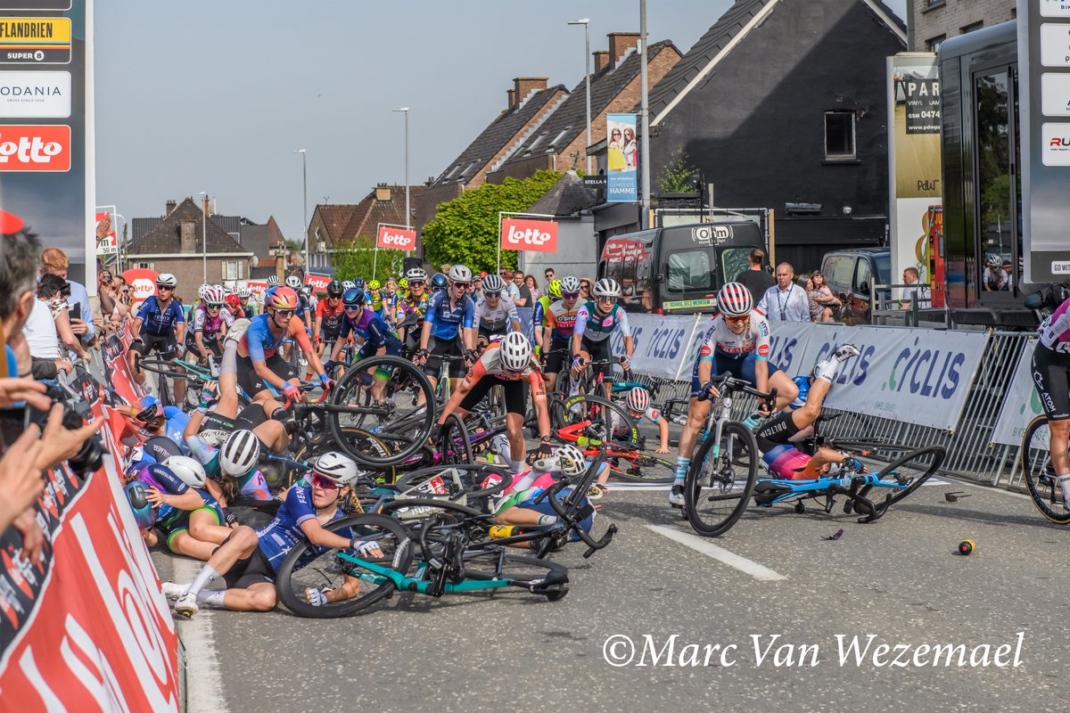 MWezemael's tweet photo. @sporza_koers #valpartij #spijtig https://t.co/iJy41IjEsZ