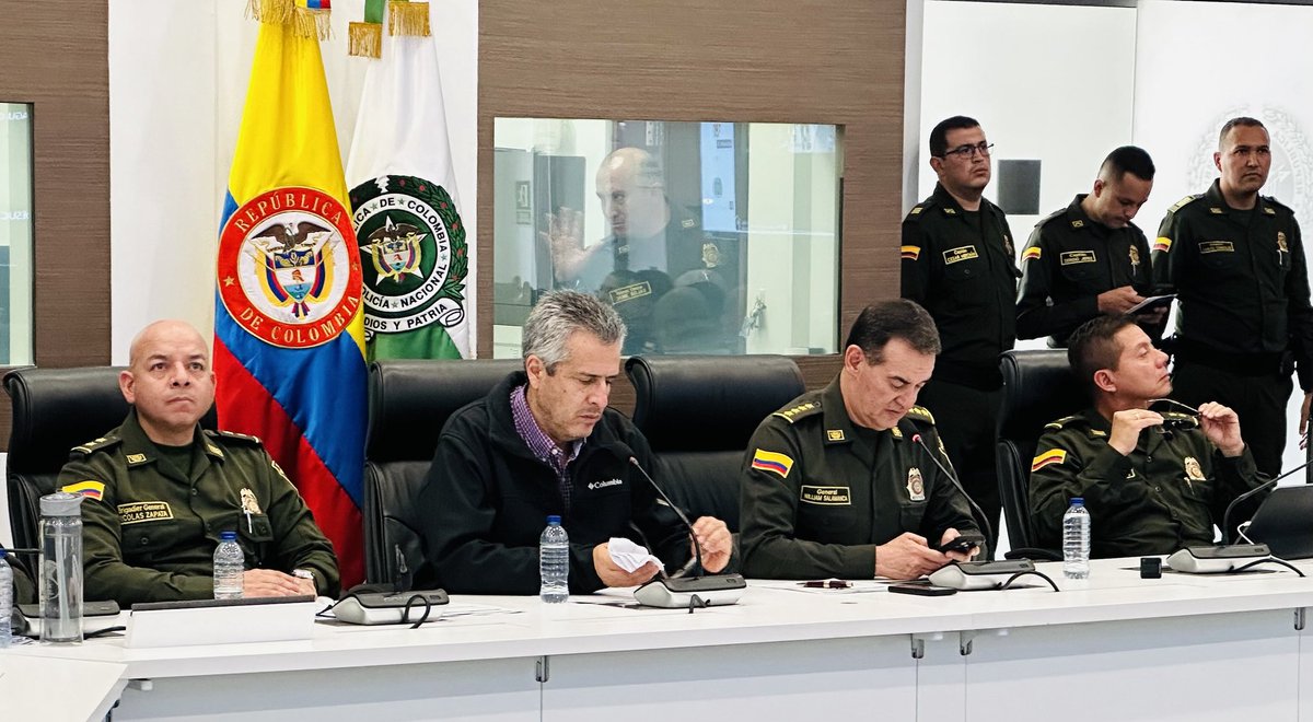 Desde la dirección general de ⁦@PoliciaColombia⁩ con el general Salamanca desarrollamos el PMU que busca brindar toda la seguridad a los ciudadanos que hoy marchan en todo el país ⁦@MinInterior⁩ ⁦@infopresidencia⁩