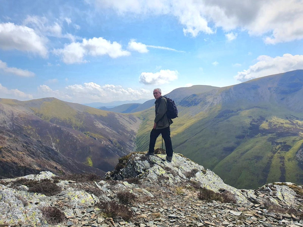 A super day out with @Niallsspence . He is visiting every OS grid square in the Lake District, so I joined him on the Whiteside square. The last thing I recall is him saying, 'Just step back a bit more...' 😱