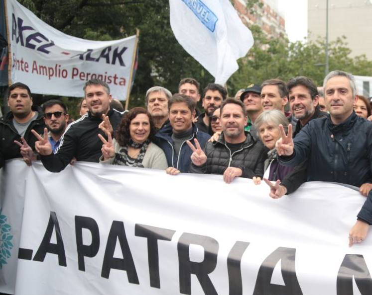 ☀️🇦🇷 LA PATRIA NO SE VENDE Ya estamos junto al compañero gobernador @Kicillofok en el Día del Trabajo junto al movimiento obrero organizado. La defensa de los derechos es con organización, en la calle y con lucha. #DíaDelTrabajadorYLaTrabajadora