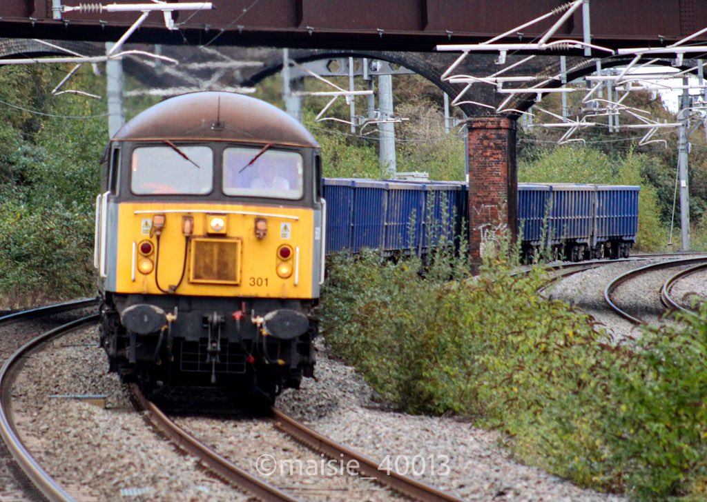 56301 screams past Wellingborough working 4Z56 1005 Chaddesden Sdgs to Db Cargo Fan A And B Sdgs
29/10/2023
#class56 #grid #dcrailfreight #fastline #wellingborough #mml