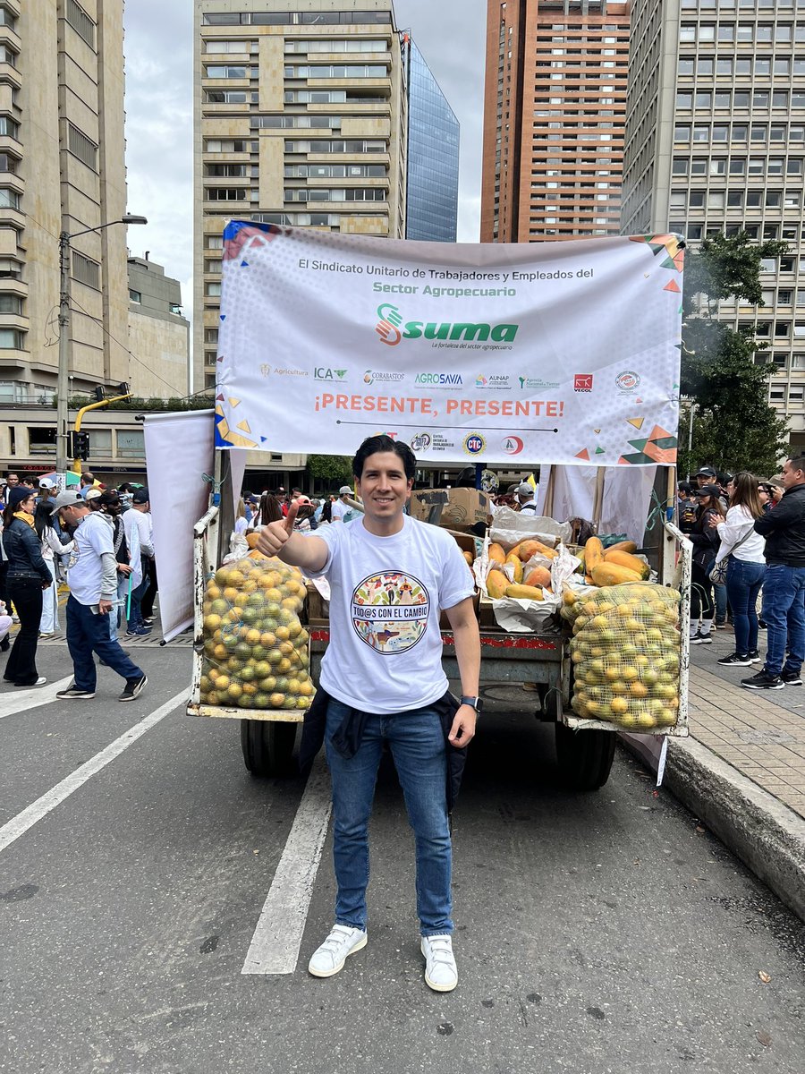 #AEstaHora⌚️| Me uno a la ministra @jmojicaflorez y a todos los que marchan en #Bogotá en este #1DeMayo. Celebramos a las trabajadoras y trabajadores, marchamos por el cambio hacia una #ReformaAgraria que no se detiene ¡Las calles de Colombia vibran con la voz del pueblo! 🗣️🇨🇴🥁