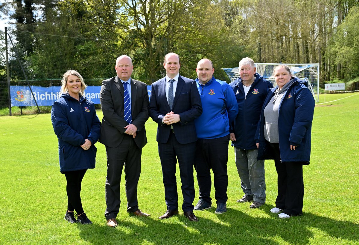 Today, Communities Minister @GordonLyons1 met with club representatives of @RichhillAFC & @MhillSwifts for a tour of their grounds. The Minister also heard about how support from the Sub-Regional Stadia Programme could contribute to future development.